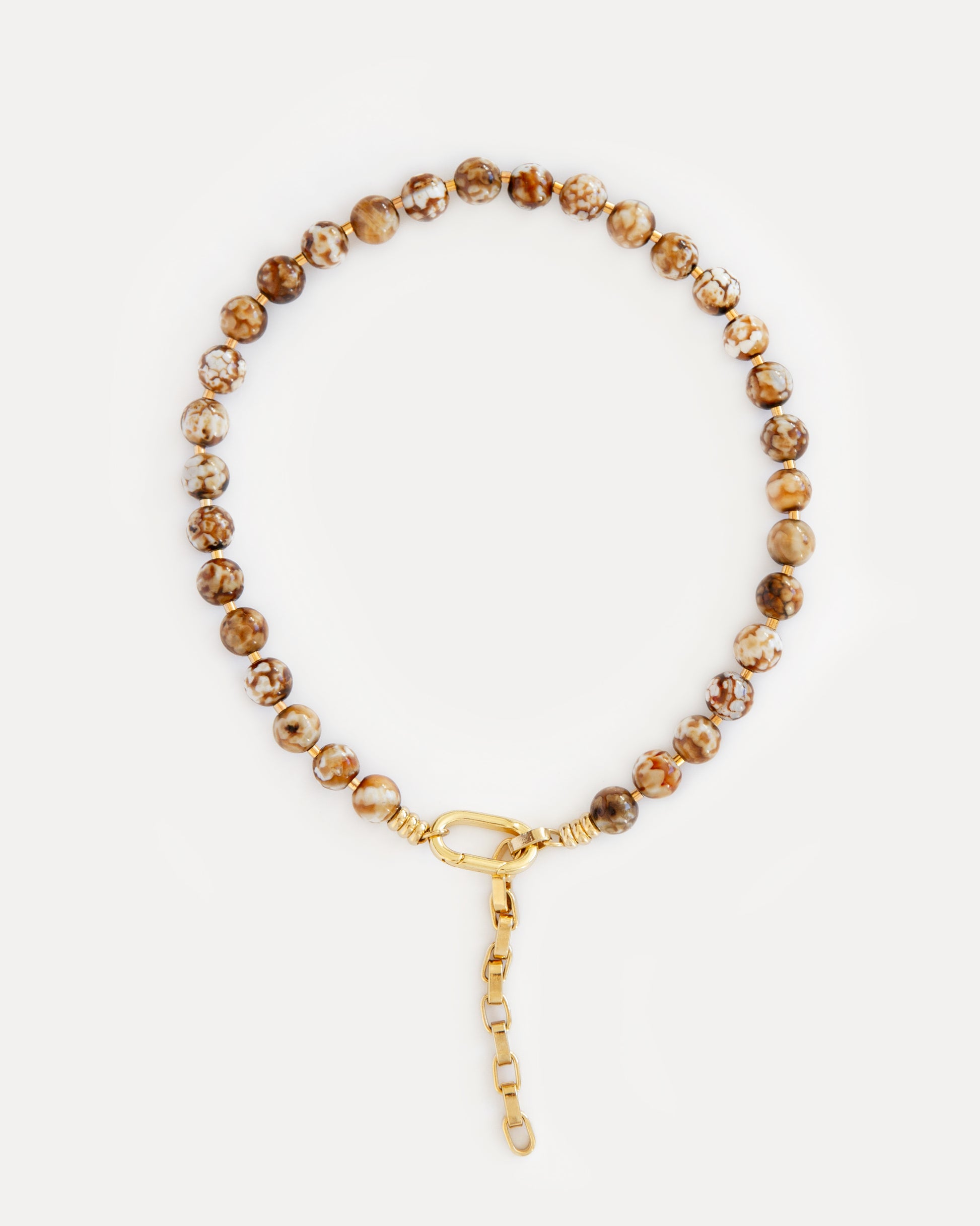 Coffee Caramel Necklace with polished agate beads in warm caramel, brown and white tones, finished with an elegant 18K gold-plated clasp and extender chain.