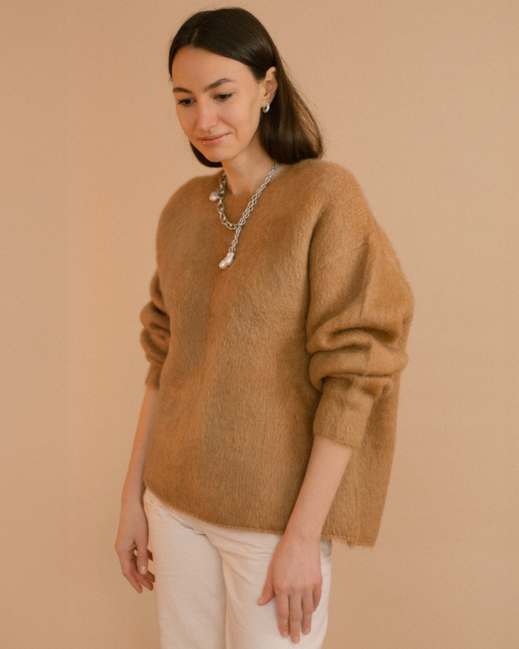 Silver Rain Necklace worn with relaxed beige sweater, combining luminous pearls and chunky chain for a modern feminine touch.